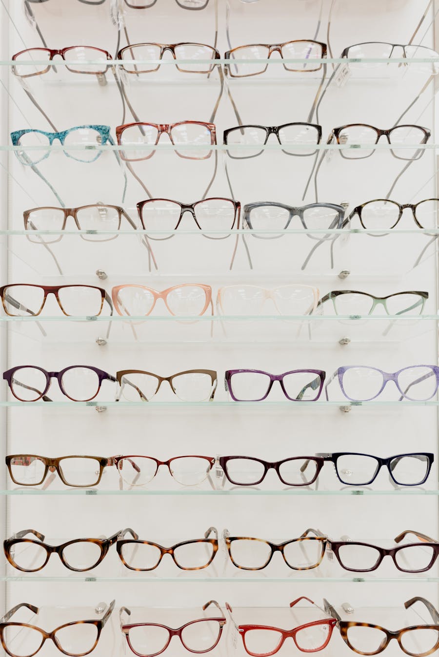 Optical lenses and frames used for an online glasses buying guide